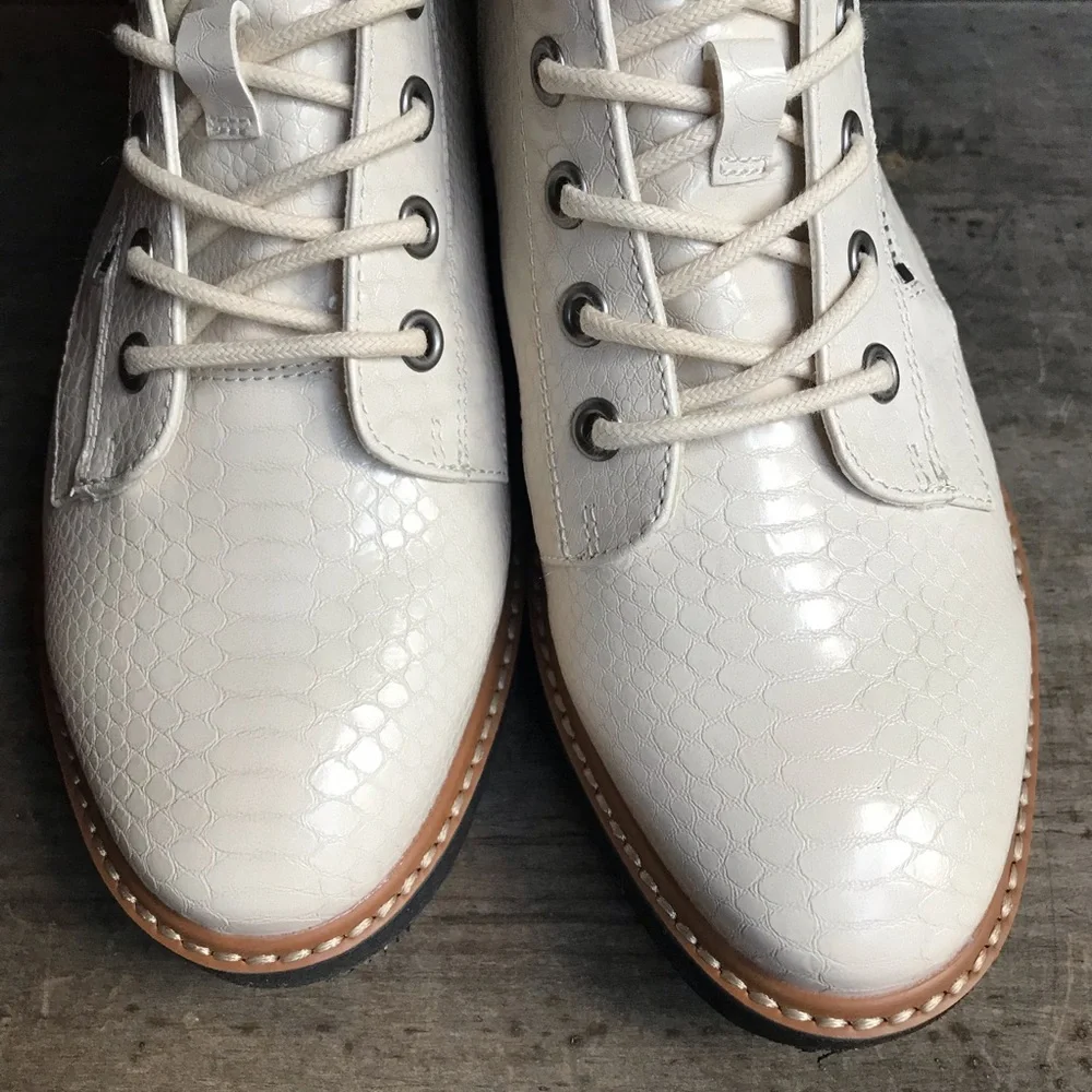 Naturalizer Eeva Ankle Boot Size 7.5 Wide Women’s Porcelain Ivory Embossed